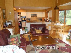 219 Hawthorn Dr - Photo 2