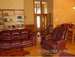 219 Hawthorn Dr - Photo 3