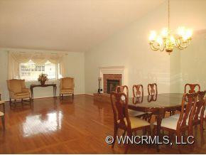 107 RED OAK DR - Photo 2