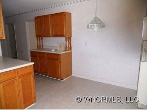 124 DERBYSHIRE DRIVE - Photo 4