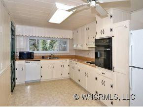 34 HEMPHILL KNOLL ROAD - Photo 2