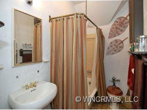 1 Enka Hillcrest Street - Photo 8