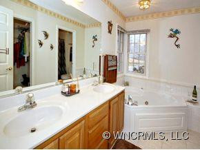 106 OAK HOLLOW CT. - Photo 9