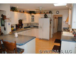7051 HOWARD GAP RD - Photo 5