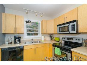90 Haywood Road - Photo 4