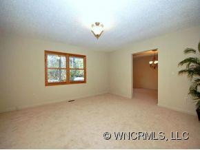 121 CONTINENTAL DRIVE - Photo 2