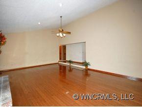 121 CONTINENTAL DRIVE - Photo 4