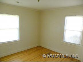 693 CAMELOT DRIVE - Photo 8