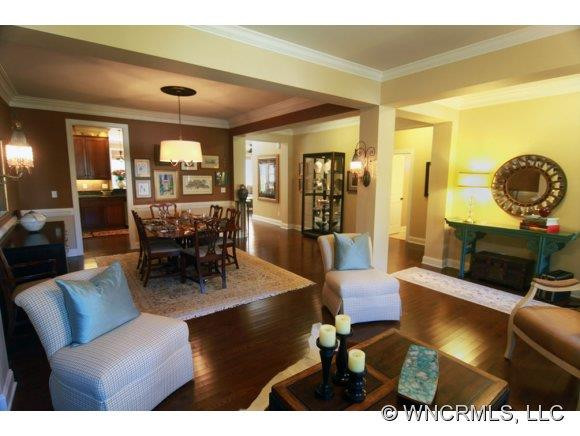 7 La Rue Court