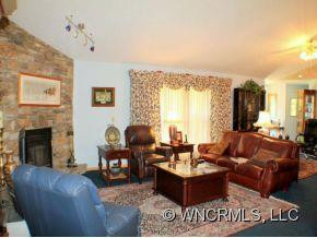 211 HAWTHORN DRIVE - Photo 3