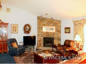 211 HAWTHORN DRIVE - Photo 4