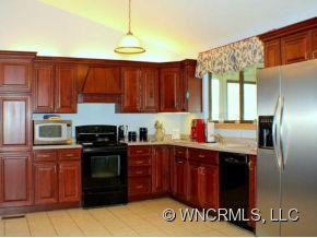 211 HAWTHORN DRIVE - Photo 8