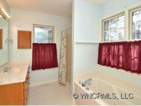3146 LAUREL PARK HWY - Photo 9
