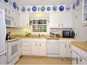 39 SAINT ANDREWS ROAD - Photo 2