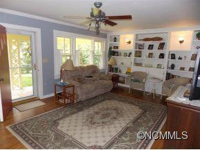 805 DAVIS CIRCLE - Photo 2