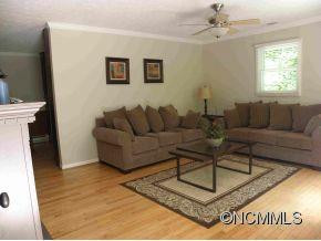 71 Hemlock St - Photo 2