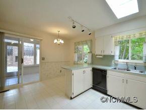 1046 CAROUSEL LANE - Photo 7