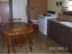 138 CAROLEEN STREET - Photo 2