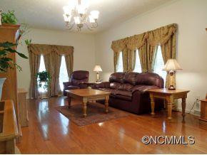 208 Woodview Dr - Photo 4