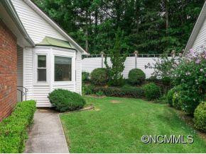 229 Hampton Court - Photo 2