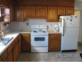 641 CAMELOT DRIVE - Photo 3