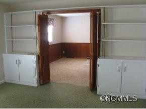 641 CAMELOT DRIVE - Photo 4