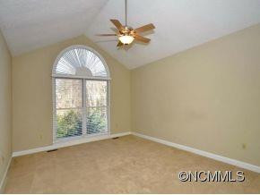 1038 WINDSOR DR - Photo 12