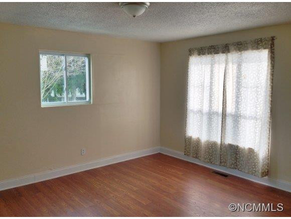 7 White Avenue - Photo 3