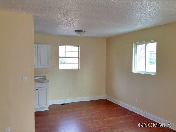 7 White Avenue - Photo 4