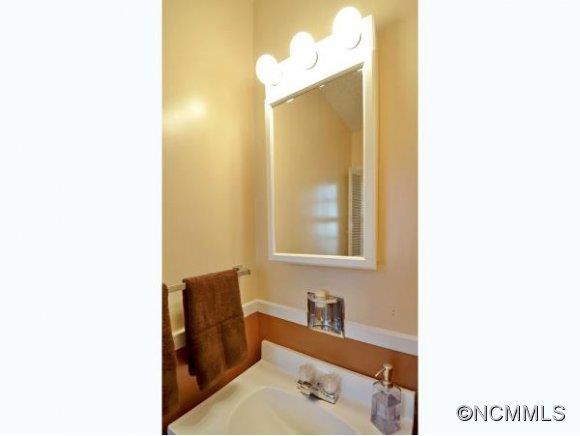 504 BROOKLYN AVE - Photo 8