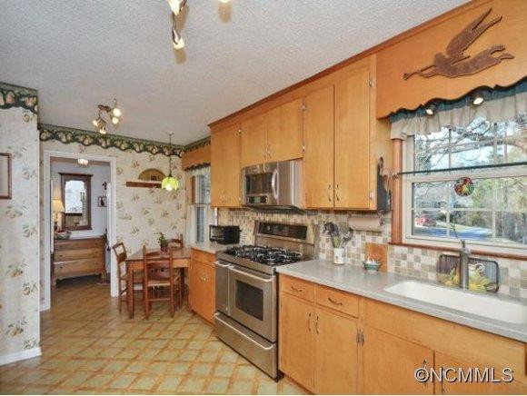 6 FERENVILLA DRIVE - Photo 8