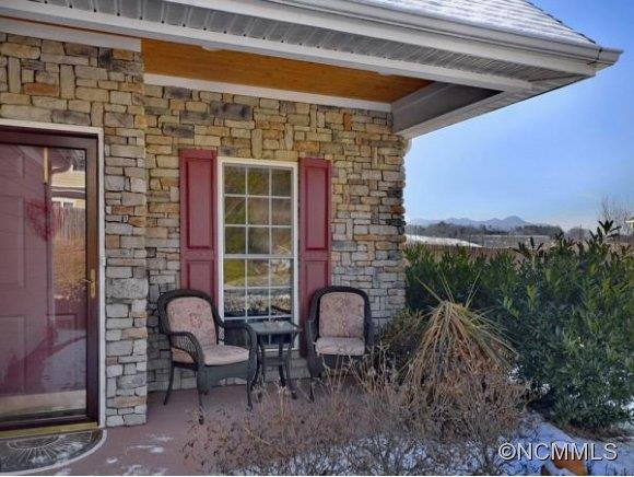 843 West Pointe Drive - Photo 2