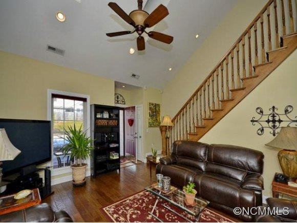 843 West Pointe Drive - Photo 3
