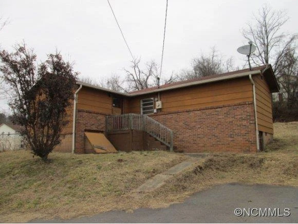 989 Riverside Dr