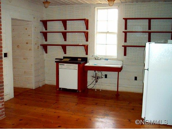 105 NORTH HILL ST. - Photo 4