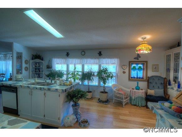 180 Hezzie Drive - Photo 2