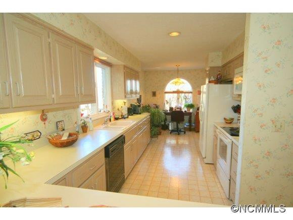 919 Kanuga Road - Photo 10