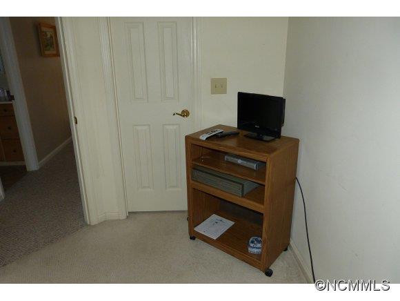 122 Wellington Drive - Photo 2