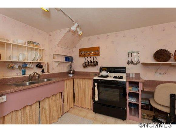  - Photo 12