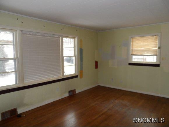 390 Oakdale Road - Photo 5
