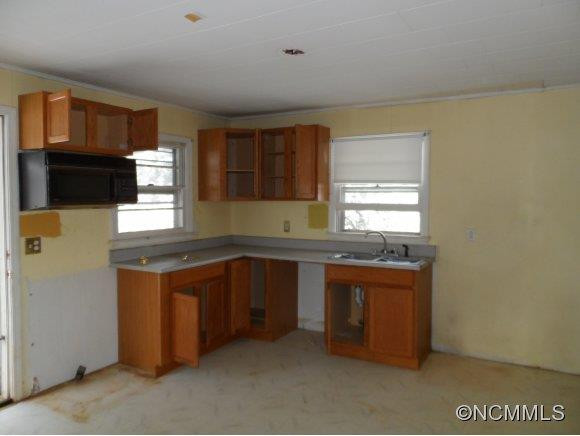 390 Oakdale Road - Photo 6