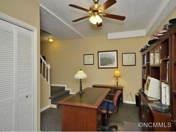 8 HAMPTON DR - Photo 18
