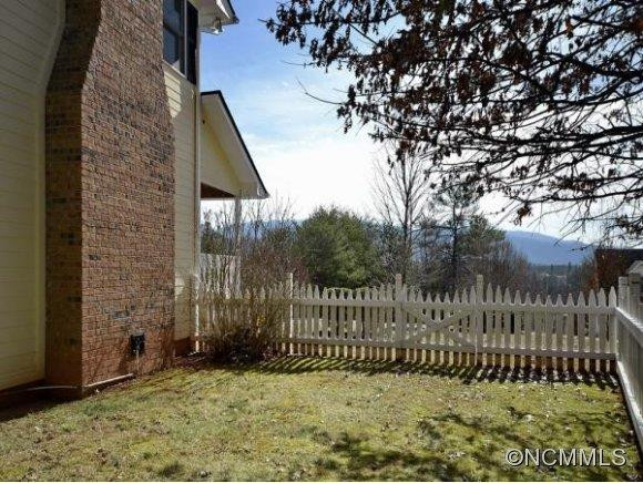 8 HAMPTON DR - Photo 22