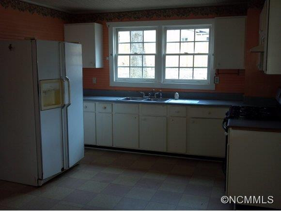 145 Perry Street - Photo 3