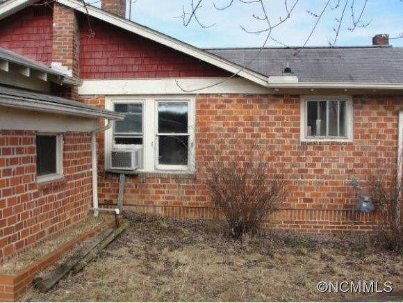 320 MILLS STREET - Photo 2