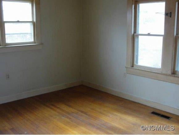 320 MILLS STREET - Photo 4
