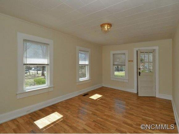 18 RIDGE AVENUE - Photo 2