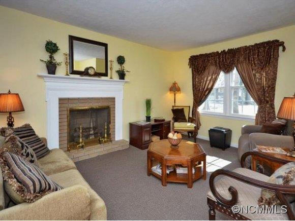 211 CASTLETON DRIVE - Photo 2