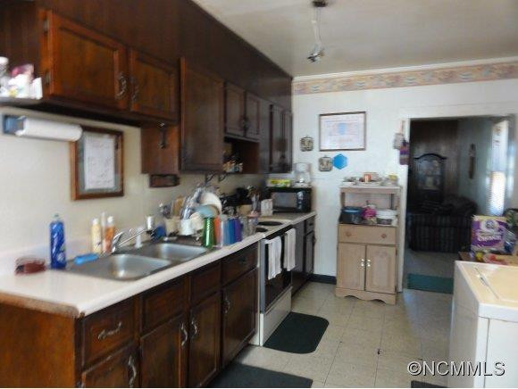 11 Eastway St - Photo 5