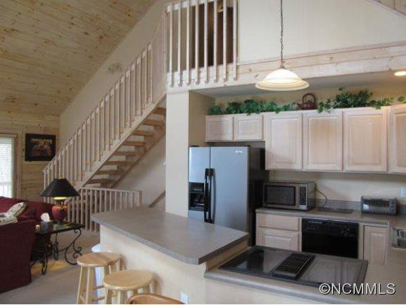 396 HONEYSUCKLE LANE - Photo 4
